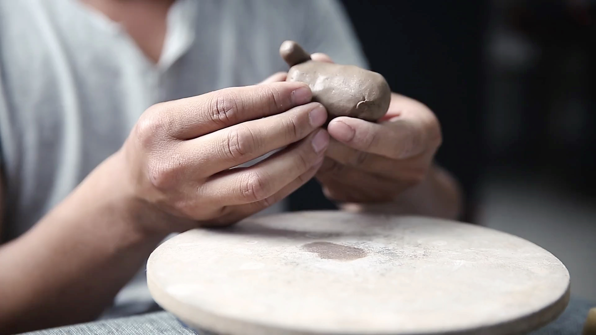 器十二原创陶艺捏雕,陶瓷茶宠摆件之-龙九子狻猊