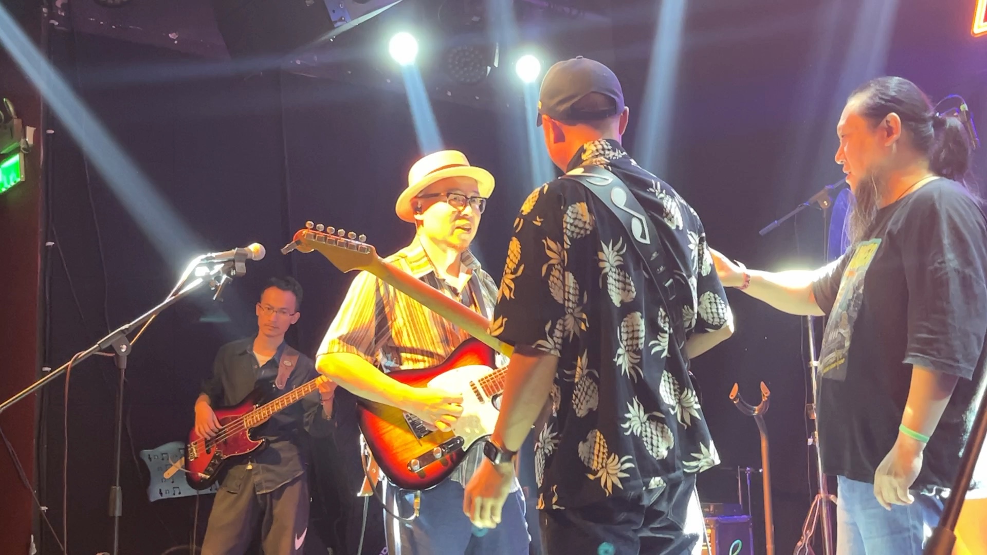 国产srv猛兽他来啦 吉他手魏威 主唱韩宇jam环节 弥藏乐队