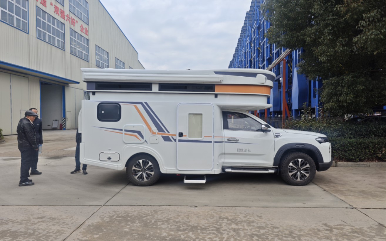 脑洞大开的三层硬升顶越野房车,能进地库好停车,10度锂电随便用