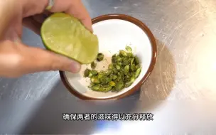 Download Video: 街头菠菜虫制作，它不仅仅是优质蛋白，它更是一整颗菠菜的精华，做成菠菜汁，滋味清甜细腻