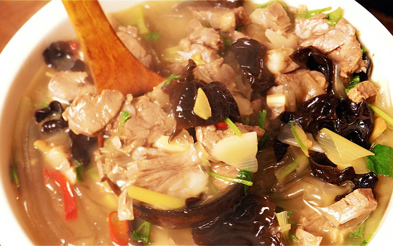 河南传统美食西辣羊肉,大块羊肉酸辣可口,天冷来一碗真得劲儿