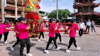 Скачать видео: 闽南跨年就开始热闹非凡，女将参与妈祖抬轿子，女将也是顶民俗半边天