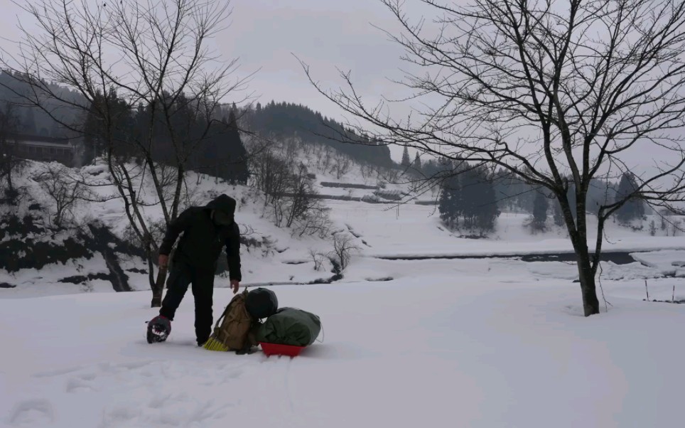 [图]外国小伙在大雪中独自露营