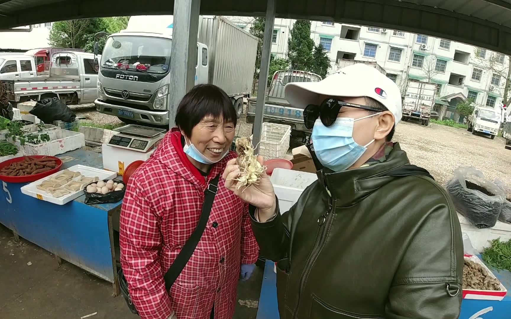 浙江话超难懂!到龙游最大的农贸市场和当地农民聊天听不懂闹笑话,菜品新鲜价格便宜老妈买了半车要拉回杭州哔哩哔哩bilibili