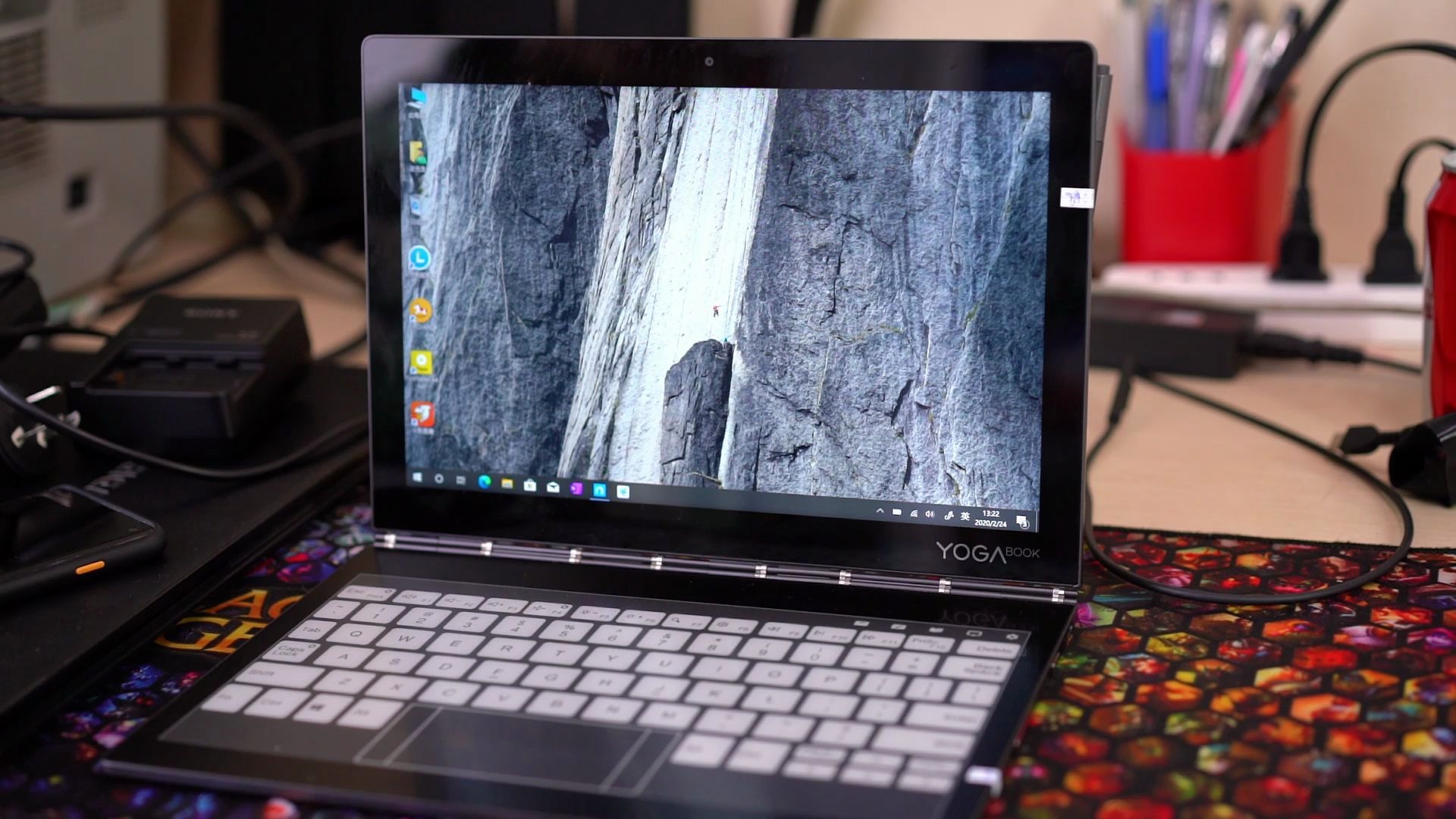 yogabook2 c930 应该是最适合不玩游戏的大学生的笔记本电脑了 很多