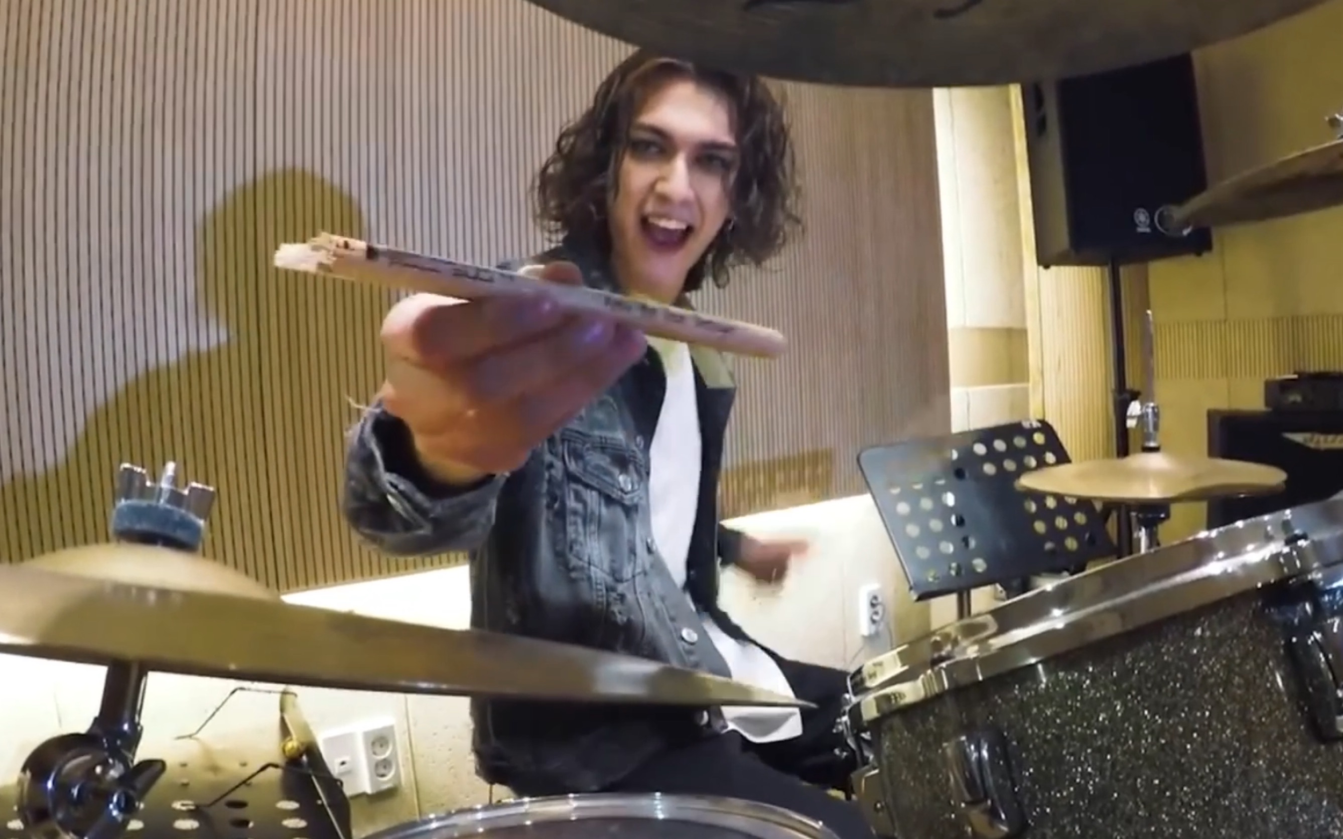 drum尊最新cover这次cover到一半把鼓槌敲断了