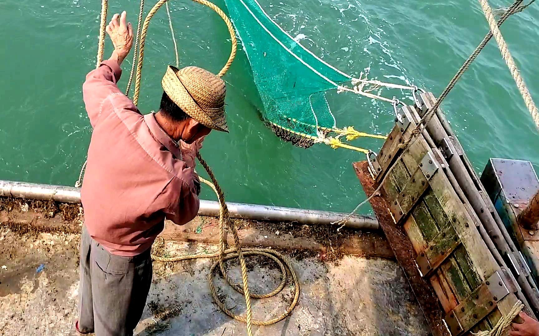 经验丰富的老渔民在深海捕捞,收获满船鱼虾蟹,捕捞方法很独特_哔哩