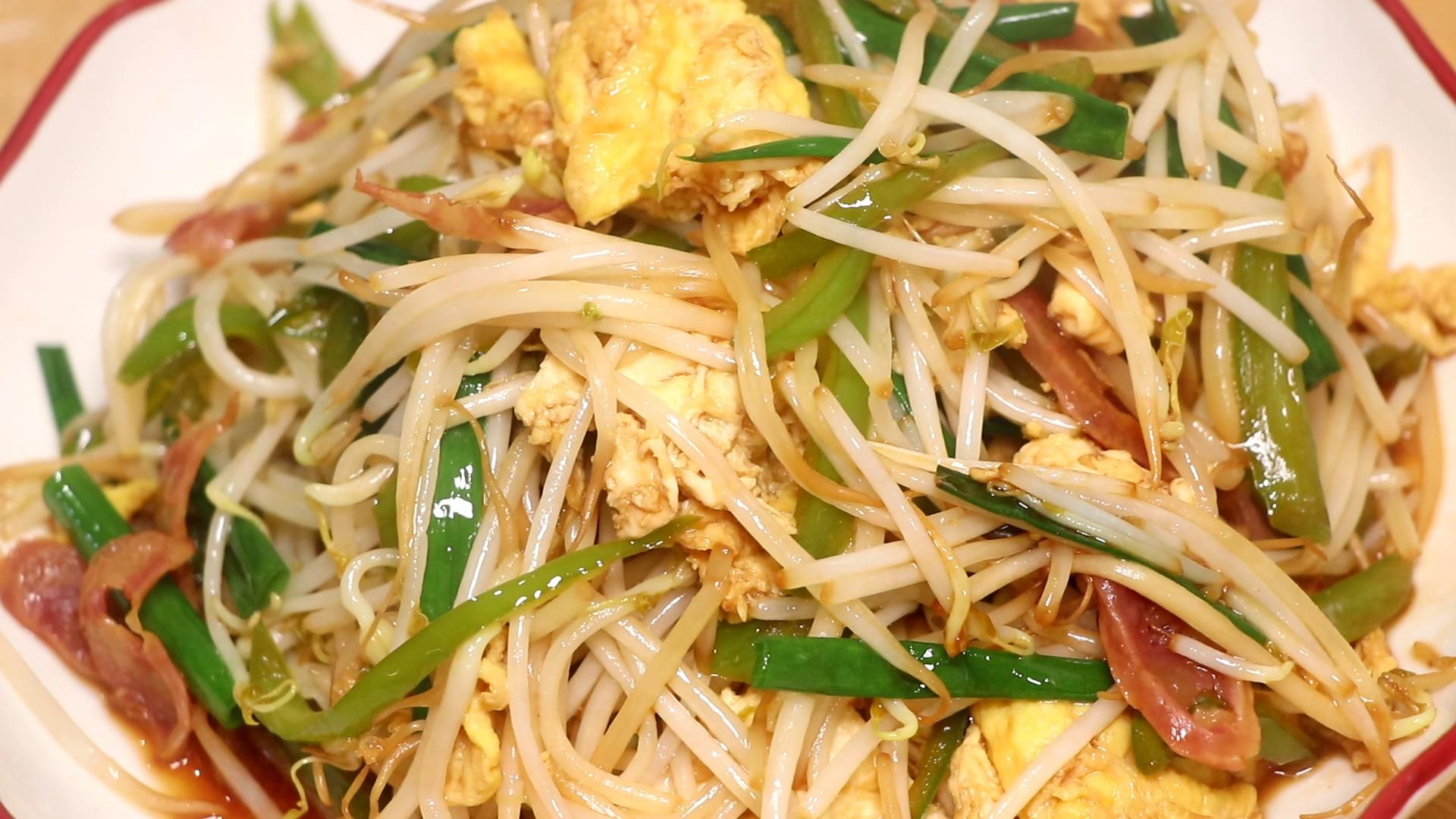 绿豆芽搭配鸡蛋是绝配,简单一做,鲜嫩入味,爽脆可口,吃着解馋