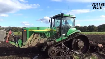 Скачать видео: 约翰迪尔（John Deere）8410T拖拉机和 Evers 深松机收割玉米后进行深松以恢复田地