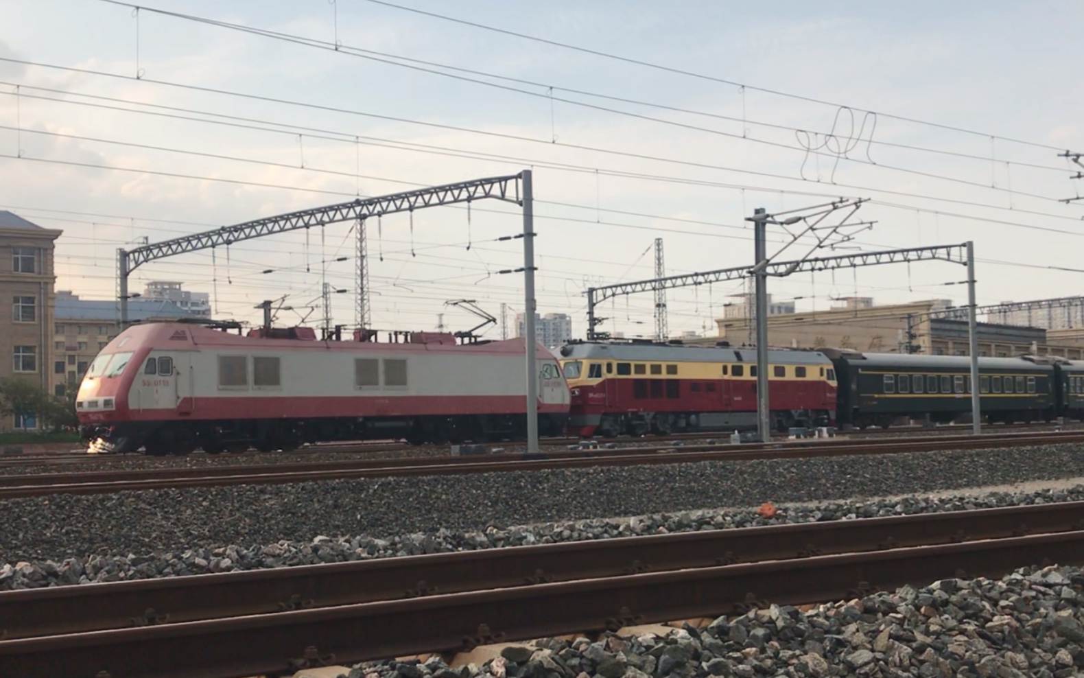 沈大线4230次沈局沈段ss90118无火回送沈局沈段df4d0253沈阳站出站