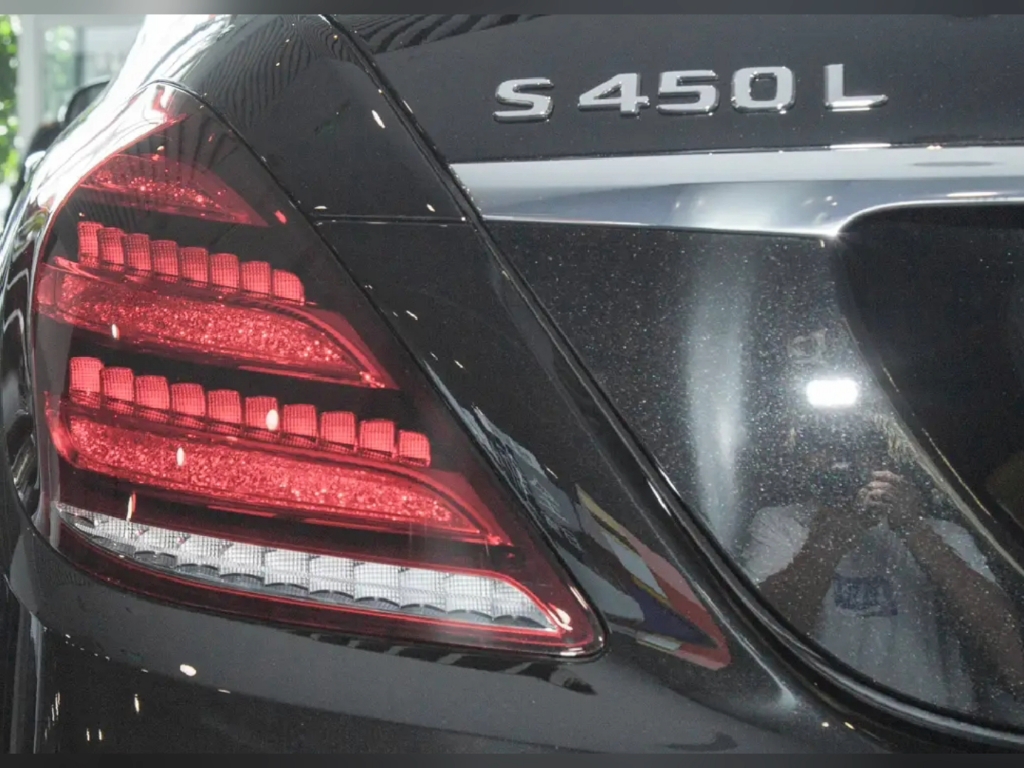 奔驰s450l尾灯