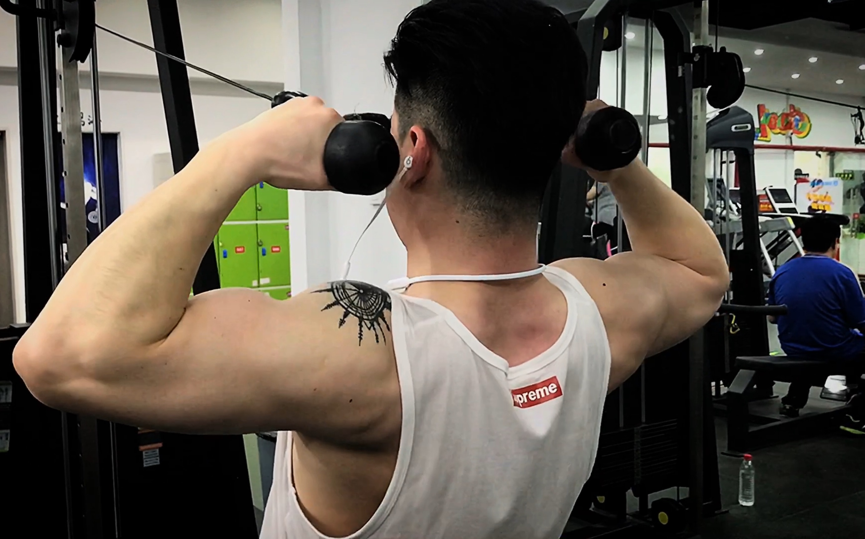 活动作品练就3d大肩肩后束的一个动作绳索面拉