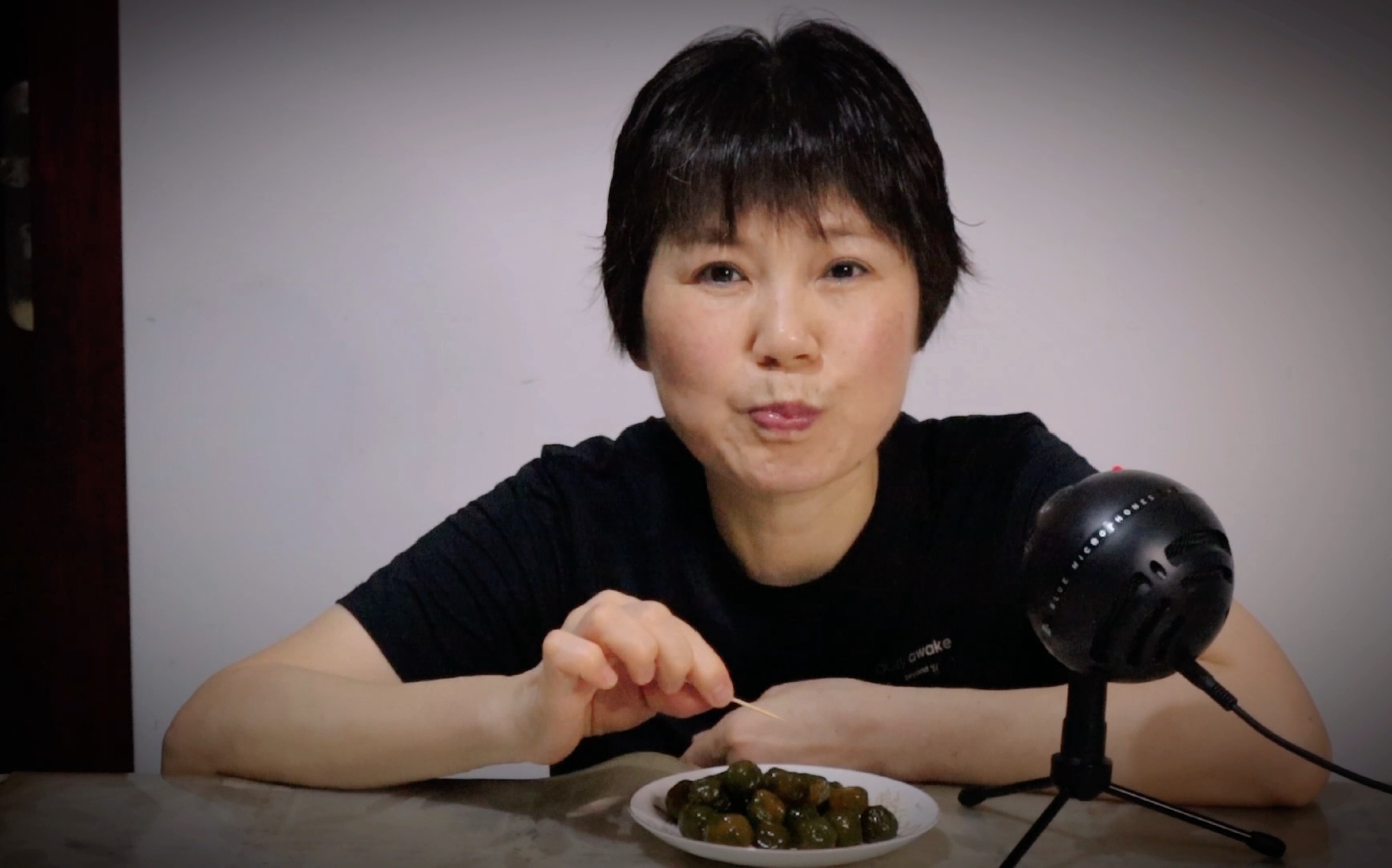 梅梅姐助眠安静吃蓝莓干