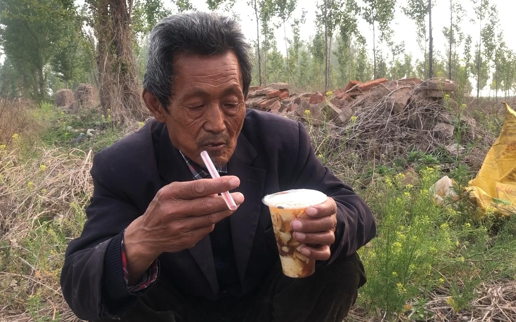 花姐請66歲酒鬼大爺幹農活中午沒讓喝小酒大爺吃飯都不得勁