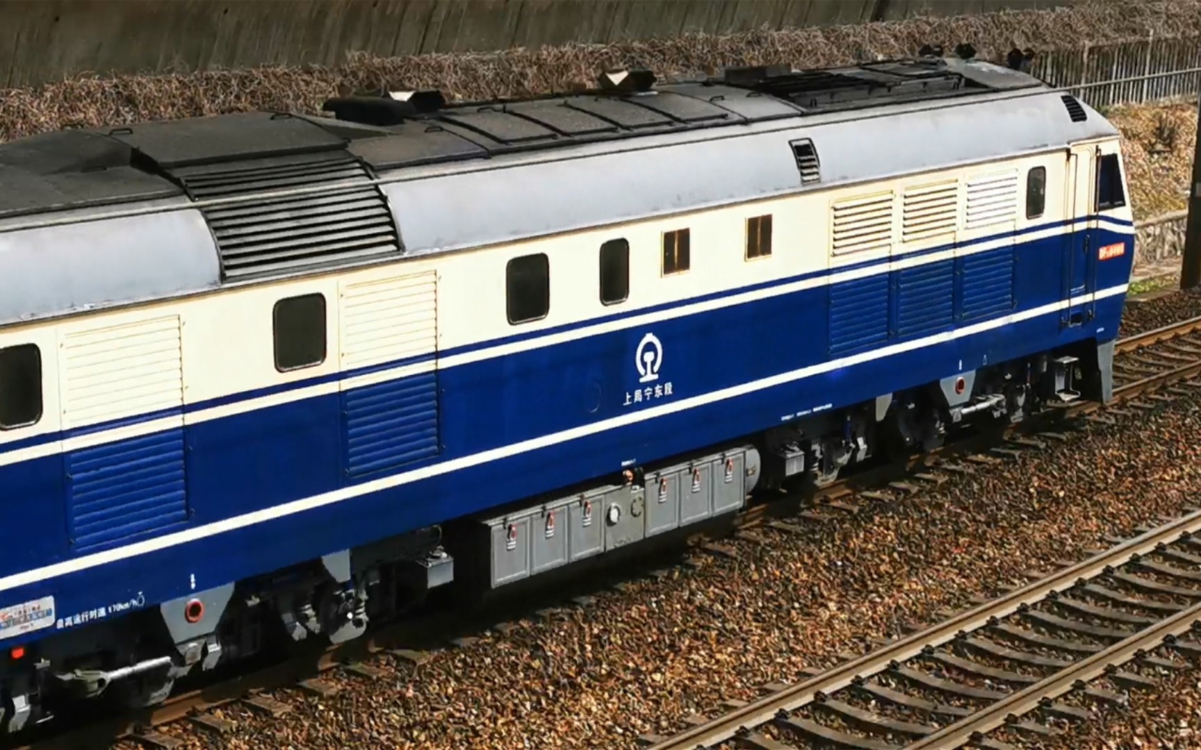 京沪线,上局宁东段df11 0408牵引k781次列车接近苏州站