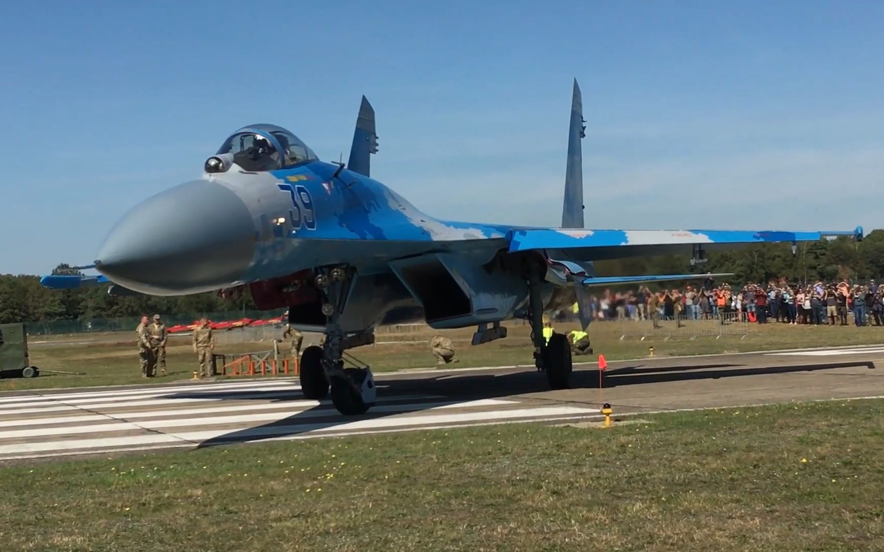 比利时圣尼科航展乌克兰空军su-27战机尾流吹倒地面工作人员