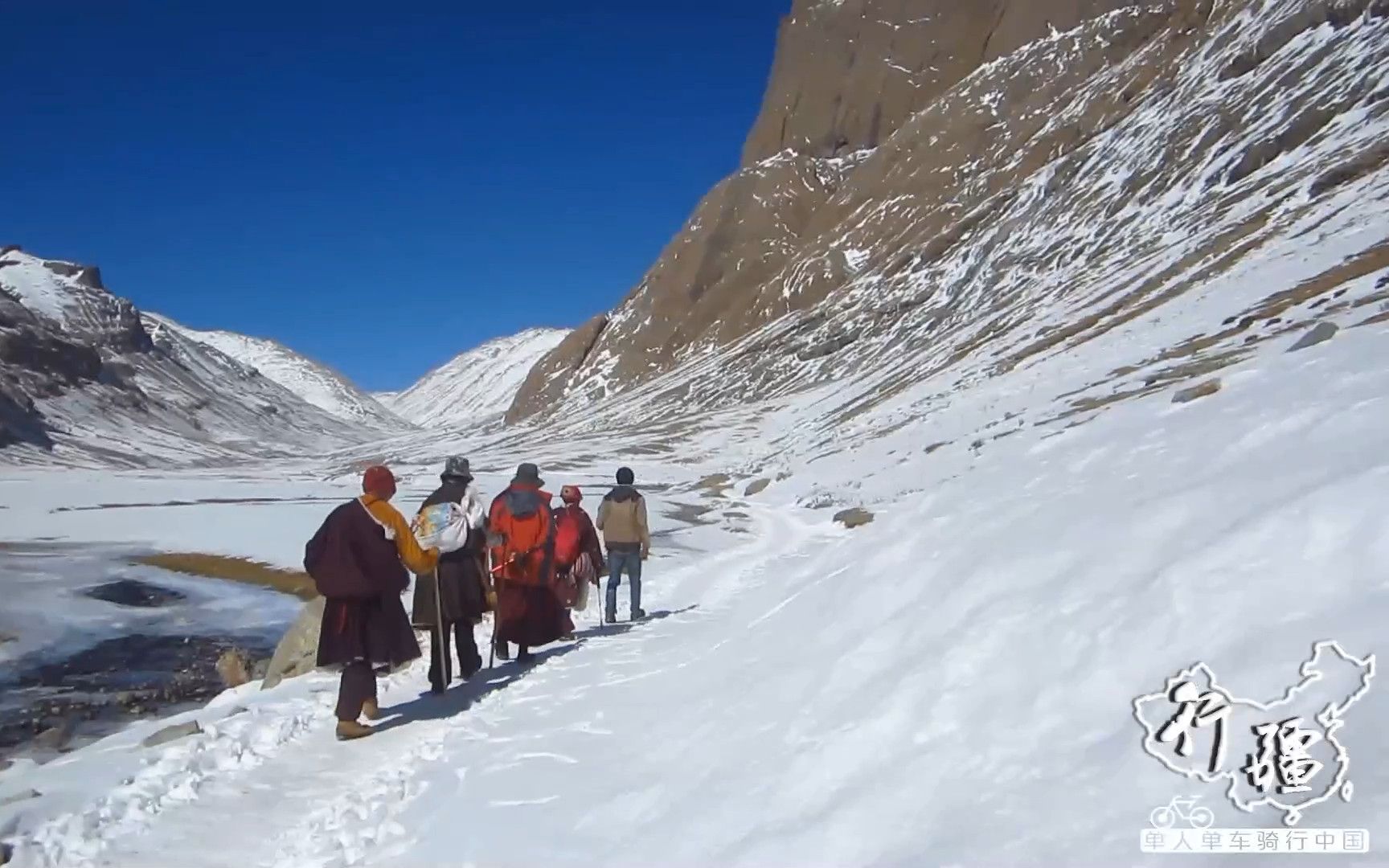 大雪过后,和当地藏民一起转神山冈仁波齐,他们很多不远千里过来的哔哩哔哩bilibili