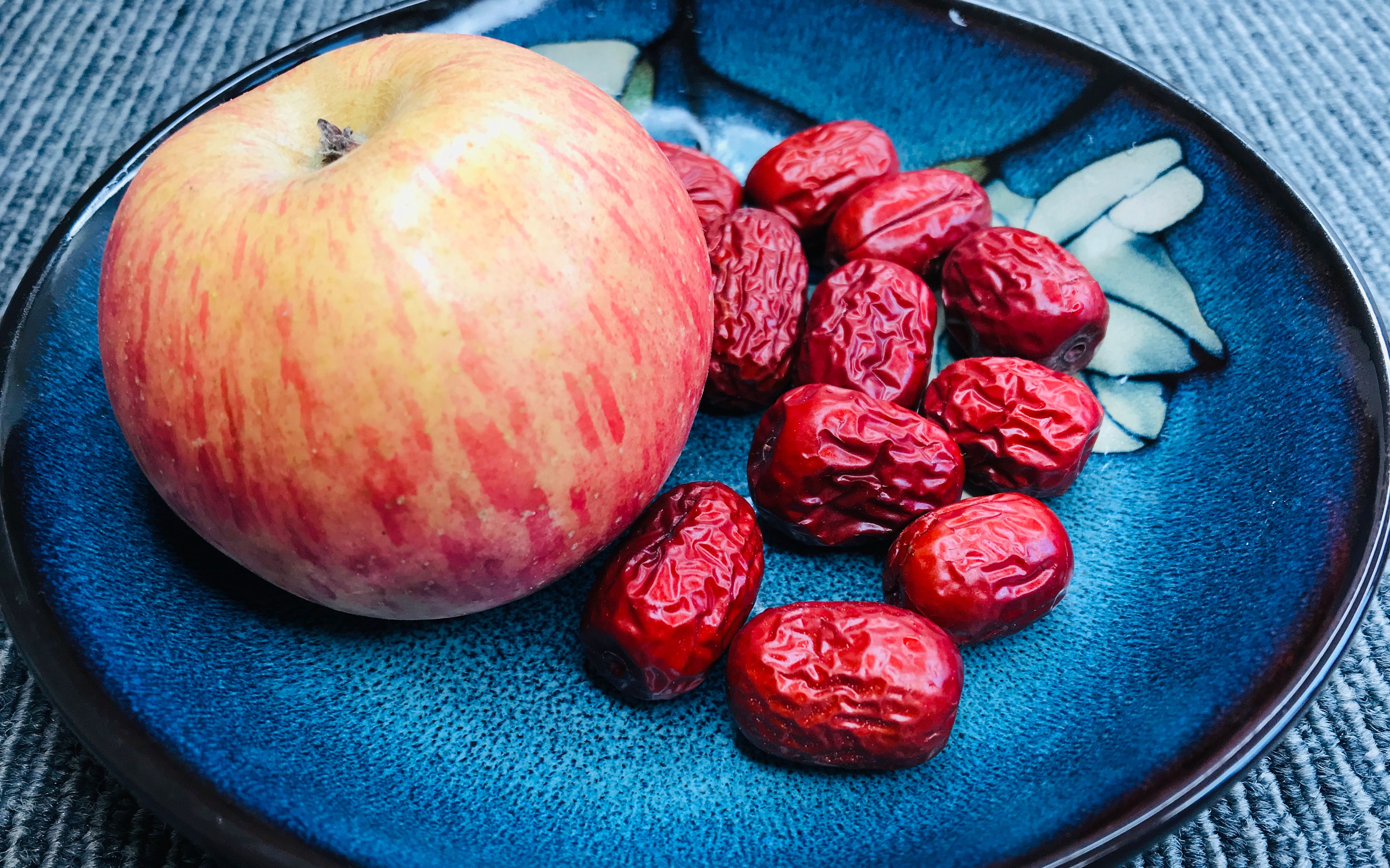 红枣和苹果放一起煮一煮没想到这么厉害,90岁老奶奶经常这样吃