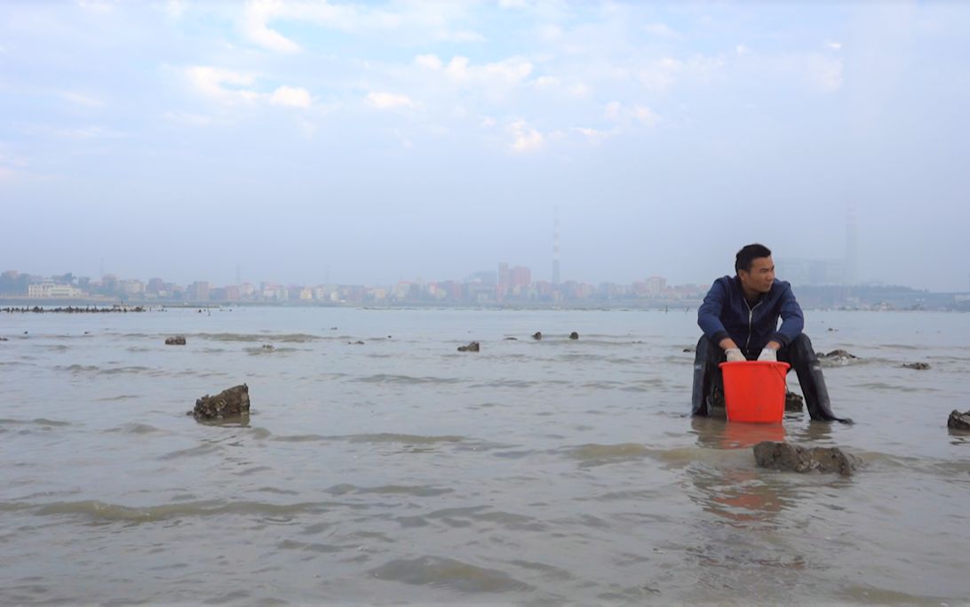 阿烽赶海抓大螃蟹回家做一道很特别的菜