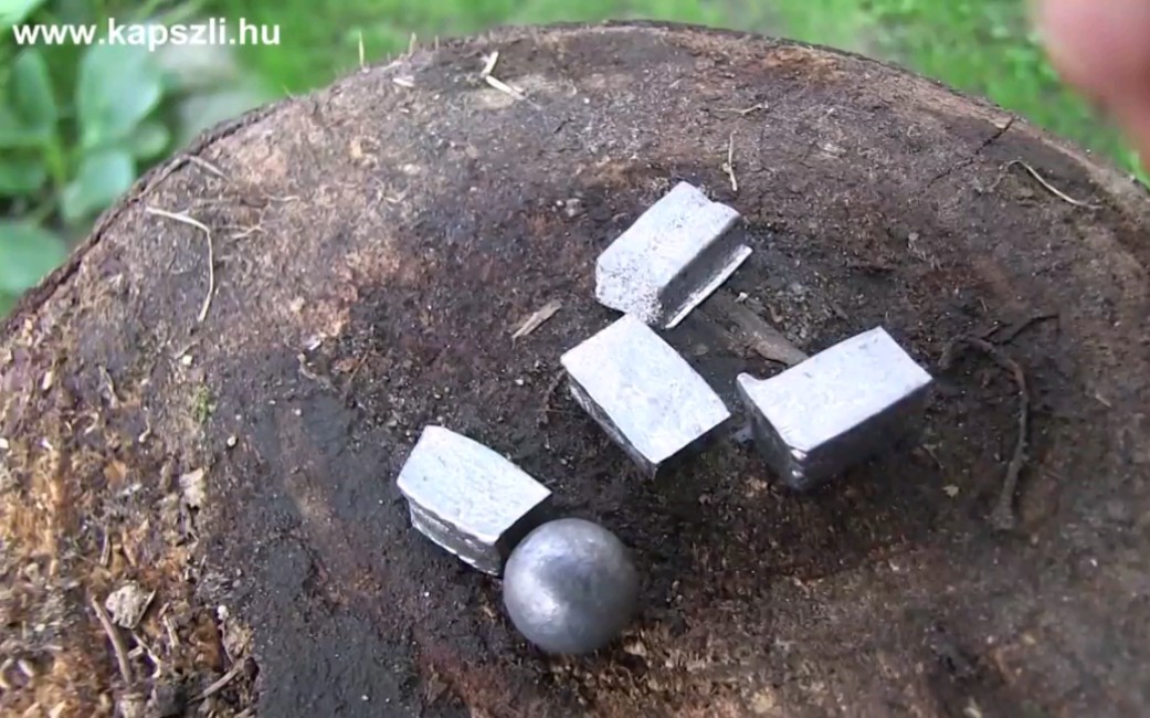 燧发枪使用不同的子弹的射击效果对比(球形铅弹和铅棒)