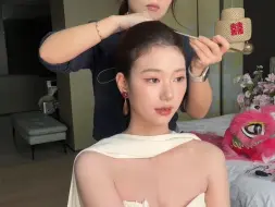 Video herunterladen: 新娘装妆准备