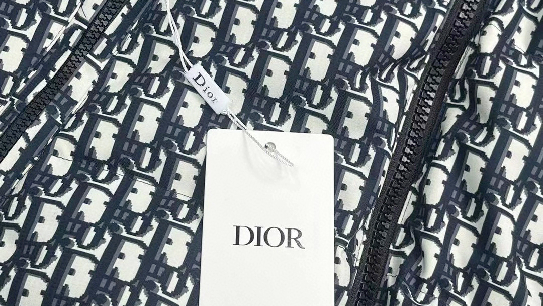 了解一下高仿dr迪奥新款双面老花羽绒服 订制高品质品牌专用面料开发