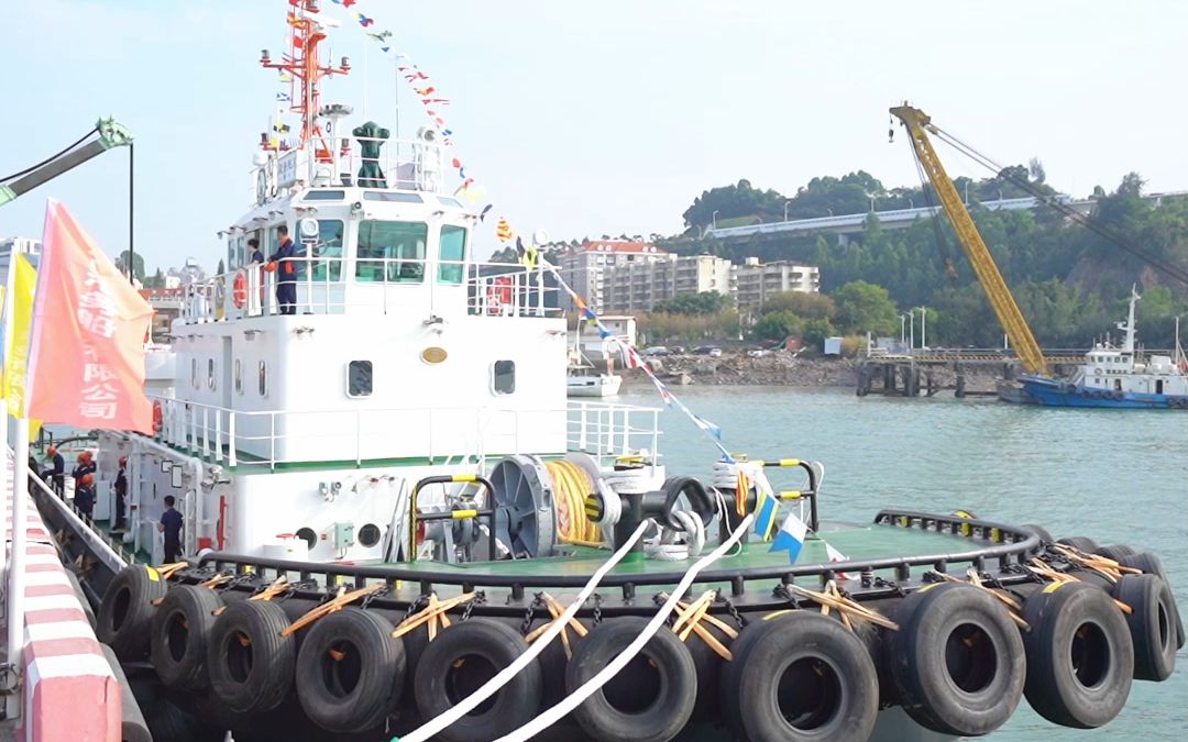 全国首艘"绿色应急拖轮","厦港拖30"正式在厦门交船授牌