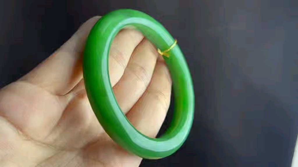 和田玉碧玉手镯5577口径,俄碧 阳绿色泽 色泽漂亮 密度佳 油润十足