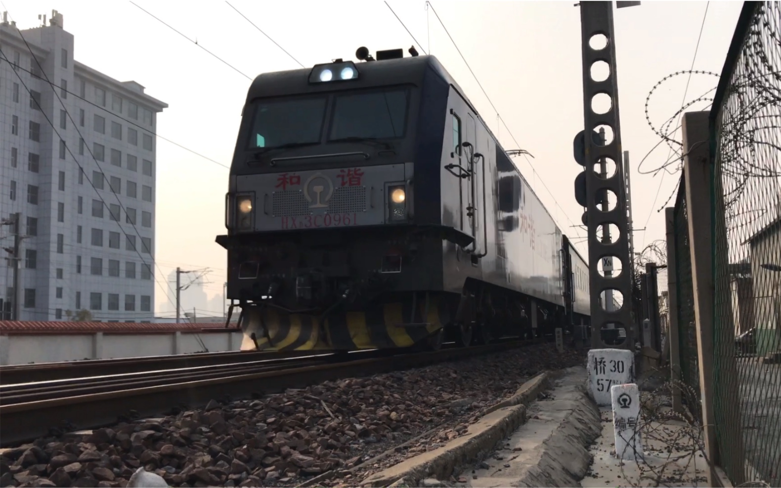 鸣笛 极近 客车6906出焦作车站 hxd3c 25g_哔哩哔哩 (゜-゜)つロ 干杯