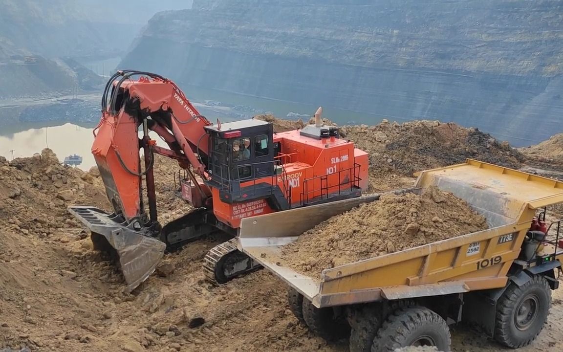 日立正铲矿用挖掘机在露天煤矿工作