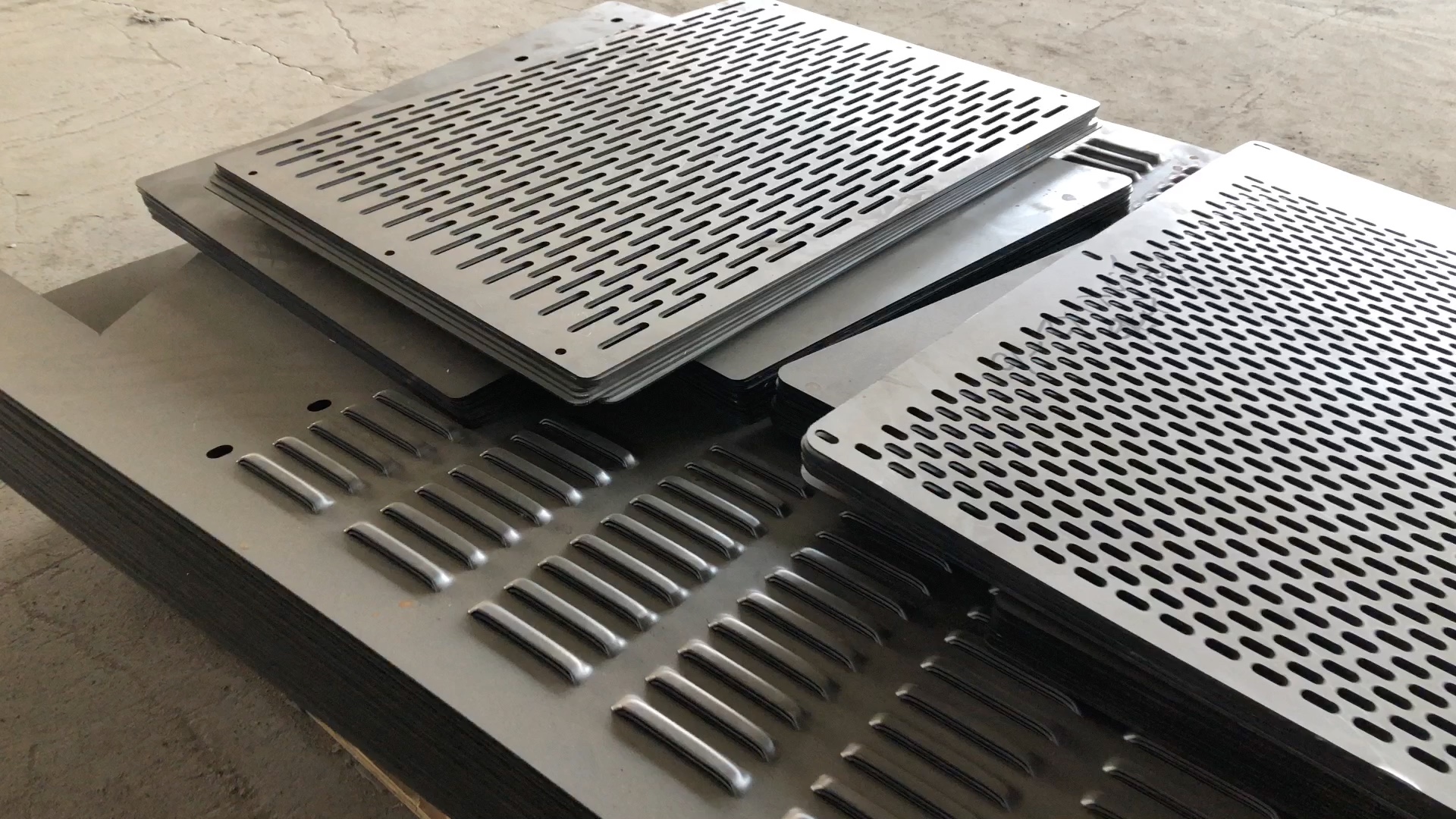 百叶孔冲孔板/长孔冲孔板/铁板冲孔板～万诺冲孔网