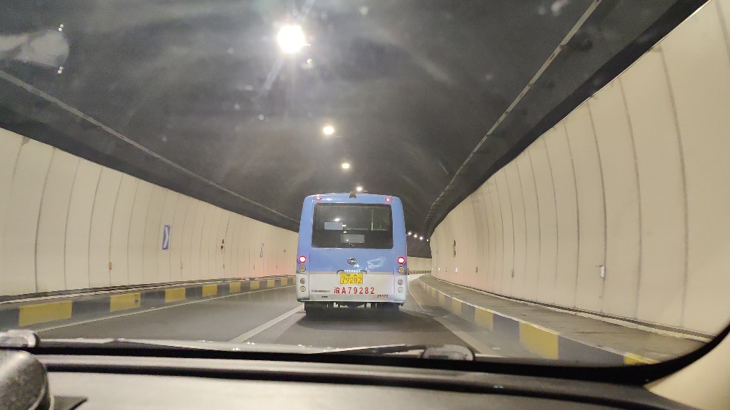 虎头岩隧道里龟速行驶的公交车