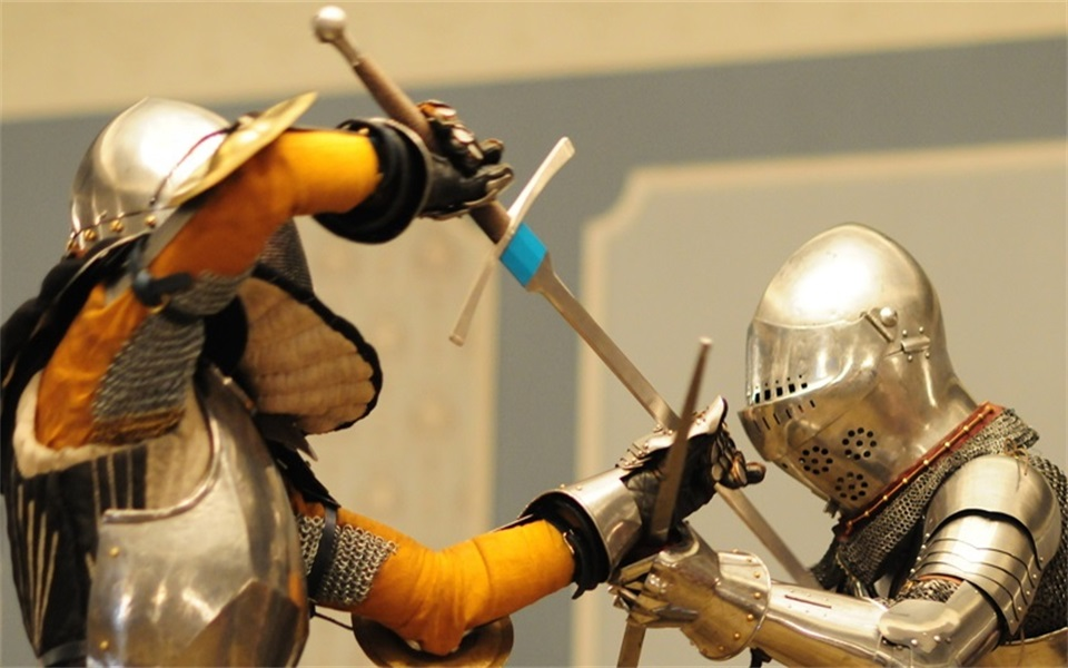 板甲时期的欧洲着甲剑术是什么样的?为什么要一手抓住剑身?