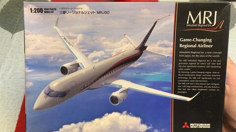三菱MRJ 1/200 客机模型老物分享_哔哩哔哩_bilibili
