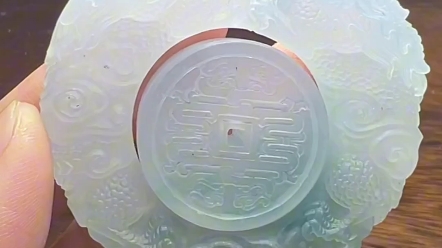 整个手镯心雕刻设计的双龙玉佩,双龙戏珠,吉祥如意!