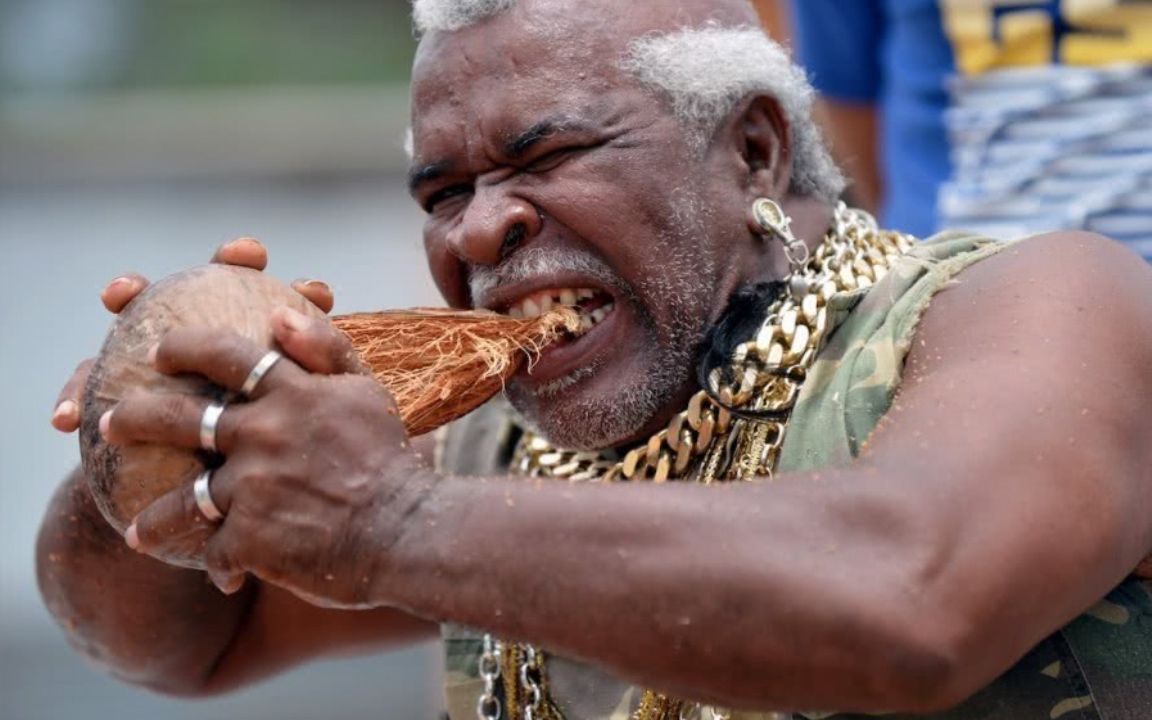 老外生啃椰子12万个,剥椰子就像吃苹果,这牙口真让人羡慕_哔哩哔哩