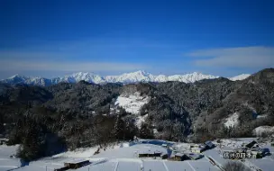 Download Video: 【超清日本】第一视角 新年的蓝天映衬着 北阿尔卑斯山(飞驒山脉)和户隐连峰 (4K超清版) 2022.1