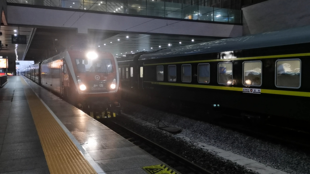 t110次列车苏州站进站