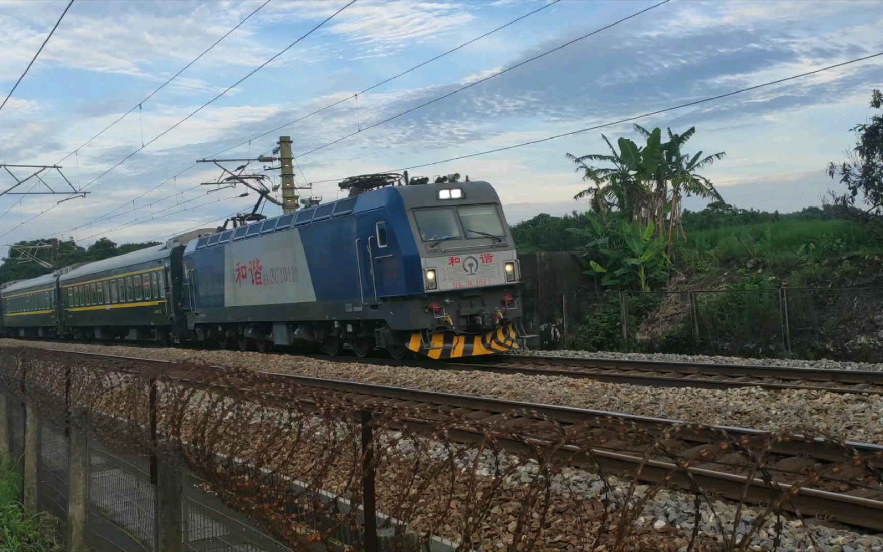 广铁长段hxd3c1011牵引k814快速通过