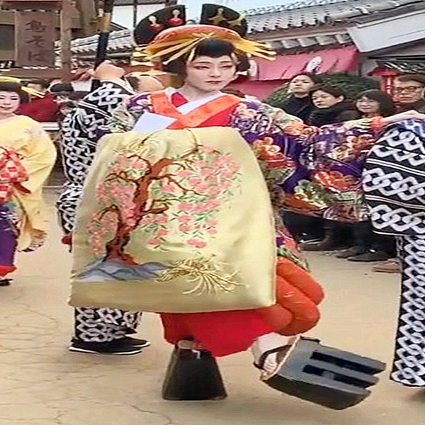 日本奈良艺伎花魁出行！极乐净土花魁步的原型！花魁有点像玉藻前 