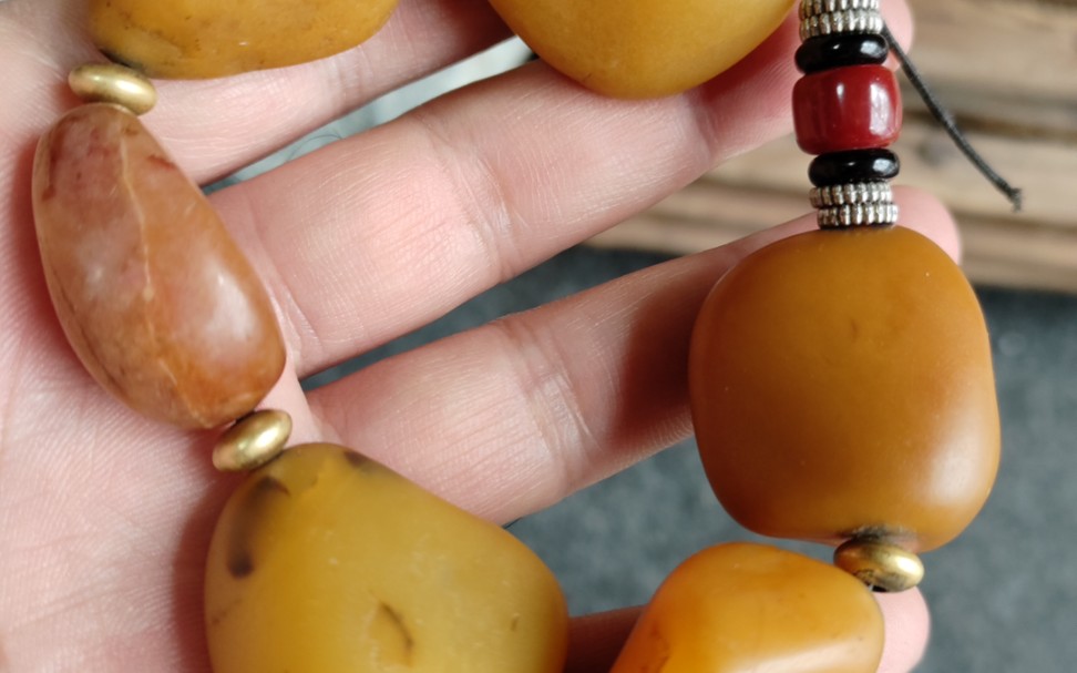 新疆和田玉黄沁籽料原石手链,高端大气上档次.