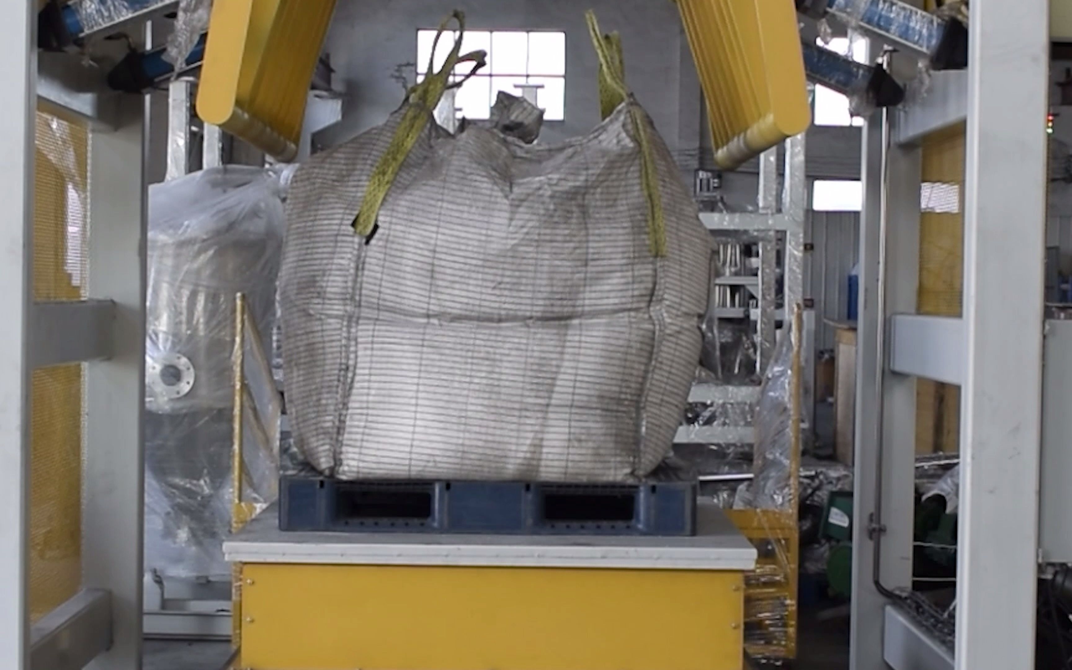 吨袋挤压机工作 | 4k