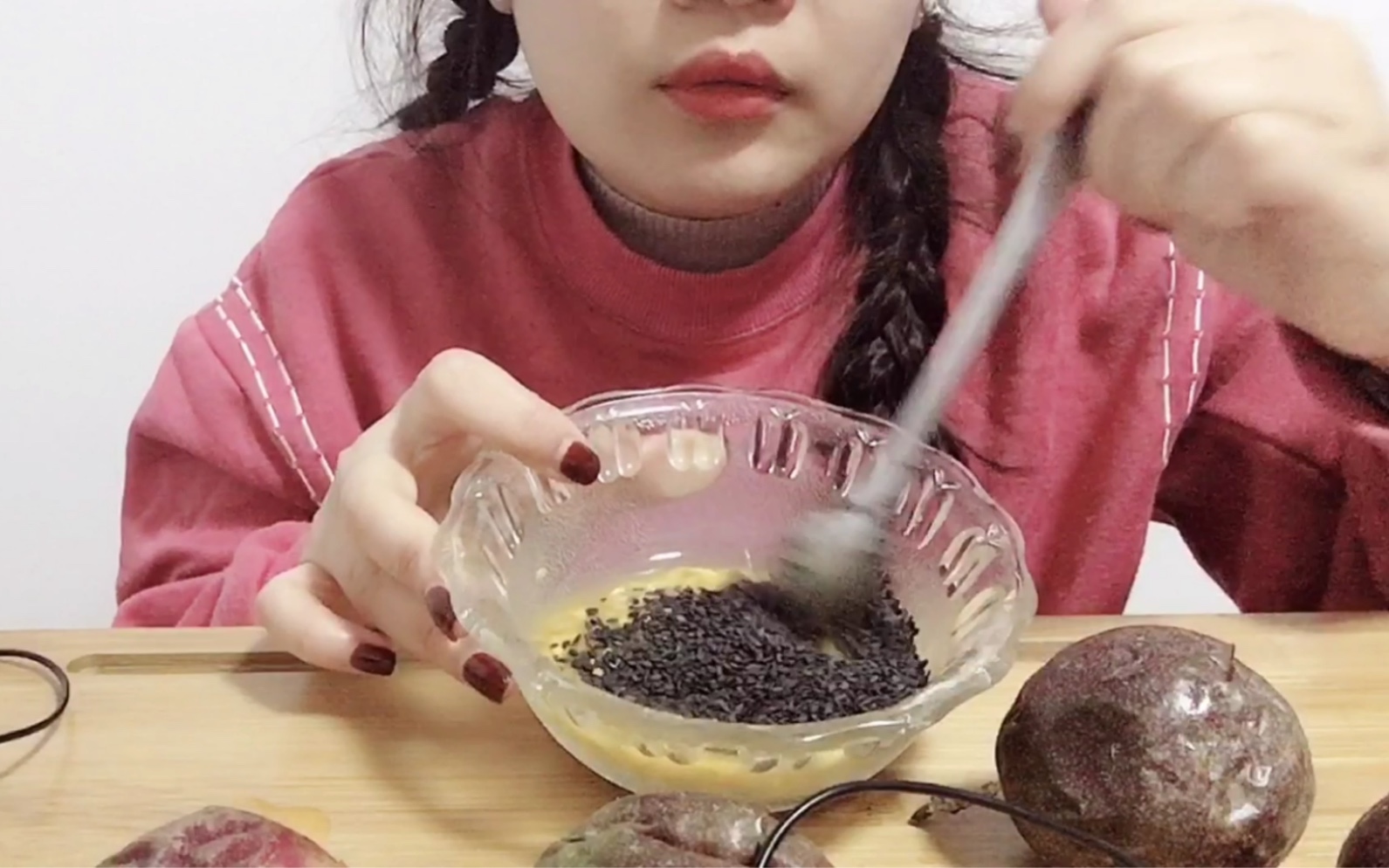吃百香果加芝麻,这样吃,百香果不那么酸哦,密集恐惧症勿入_哔哩哔哩