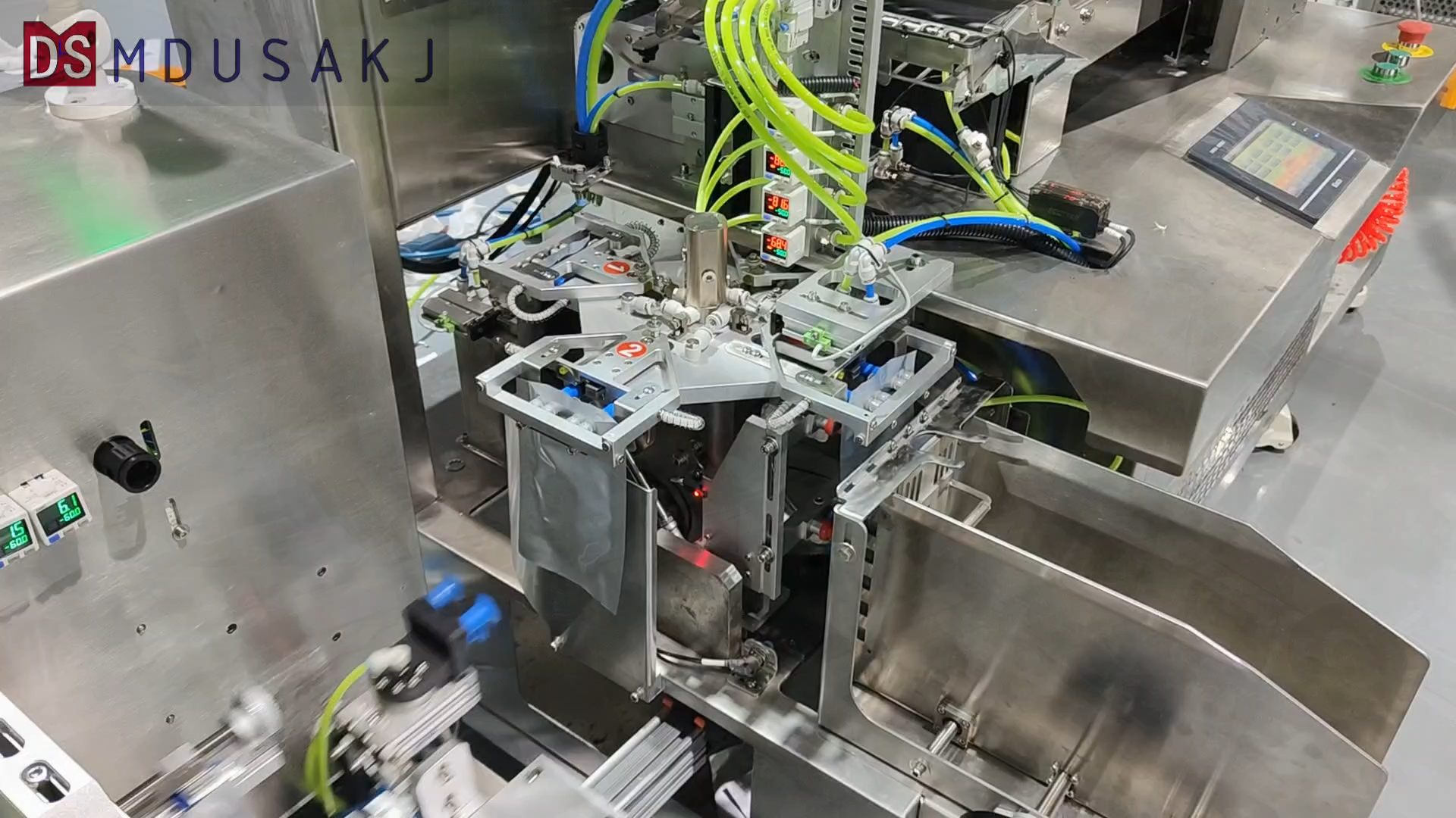 全自动面膜生产线自动切膜-折叠-灌装-封口-成品输出