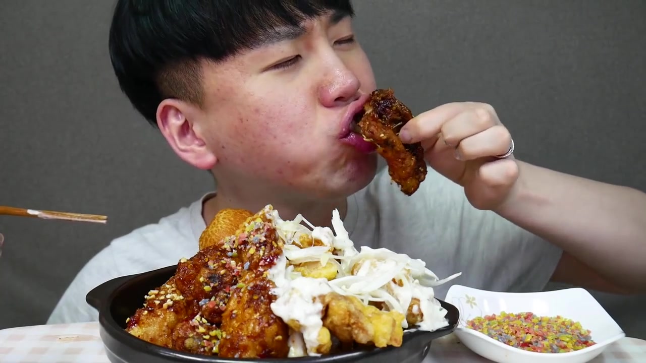 韩国吃播donam小哥吃奶油炸鸡腿~w_哔哩哔哩 (゜-゜)つロ 干杯~-bili