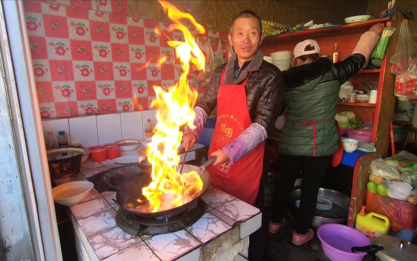 [图]西藏炒菜15年的四川大叔，颠锅勾火爆炒牛肉好厉害，高手在民间