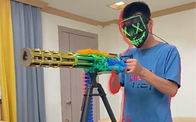 有哪个男孩子不想收到一把冒蓝光的加特林呢?