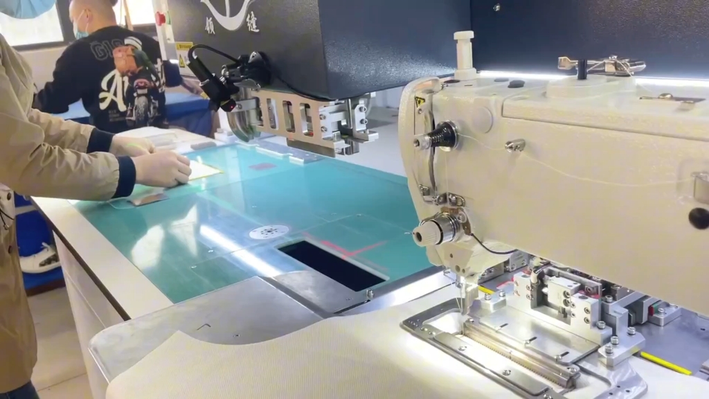 服装厂新宠,机器代替手工,全自动开袋机挖兜机,多少钱一台?