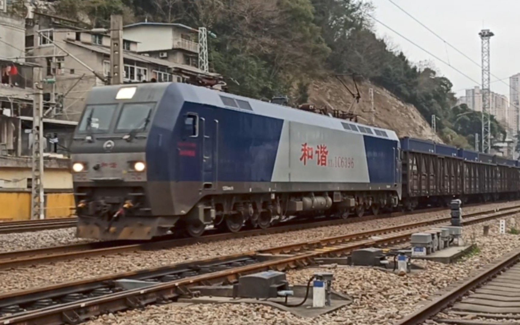 南局鹰段hxd1c 6396牵引35089次货列通过水南站