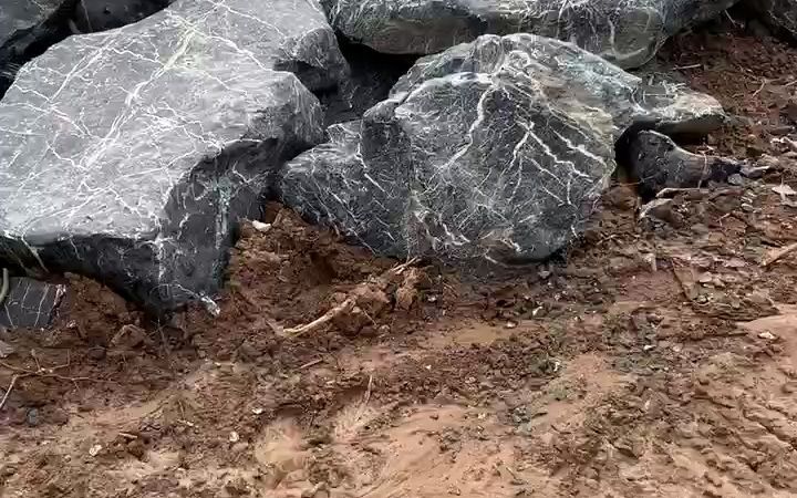 太湖石现场装车实拍,太湖石庭院假山堆砌石,厂家批发基地哔哩哔哩bilibili